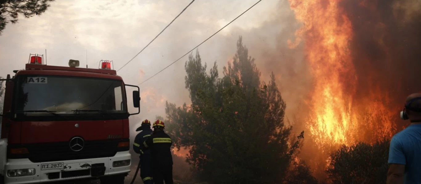 Ξέσπασαν ταυτόχρονα τέσσερις πυρκαγιές στη Λαμία - Η φωτιά έφτασε στο χωριό Δίβρη - Εκκενώθηκαν σπίτια (φώτο) (upd)